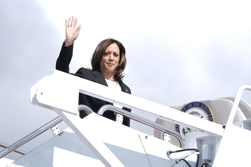 A candidata democrata à presidência, a vice-presidente Kamala Harris, acena enquanto embarca no Air Force Two na Base Conjunta Andrews, MD, 3 de outubro de 2024