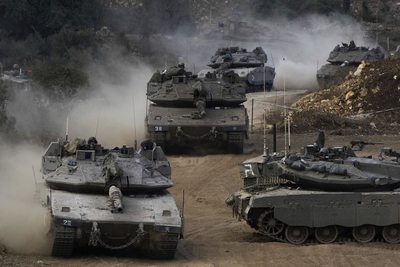 Tanques do exército israelita em manobras numa área de preparação no norte de Israel, perto da fronteira entre Israel e o Líbano, 1 de outubro de 2024