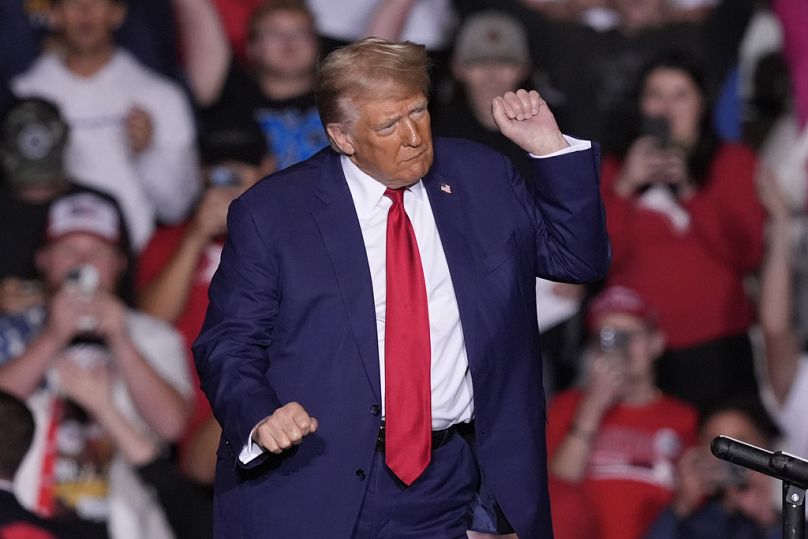 O candidato presidencial republicano, o ex-presidente Donald Trump, dança num evento de campanha no Ryder Center da Saginaw Valley State University, no Michigan