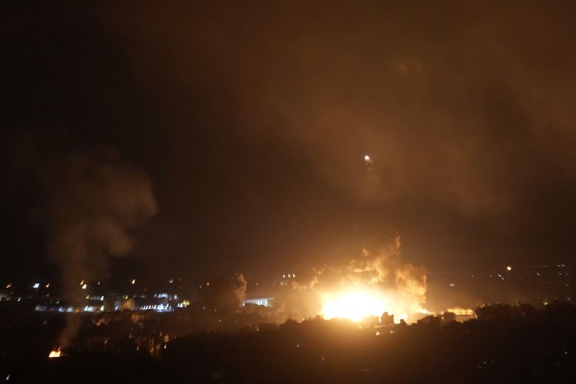 Le fiamme si levano dagli attacchi aerei israeliani a Dahiyeh, Beirut, Libano, 4 ottobre 2024