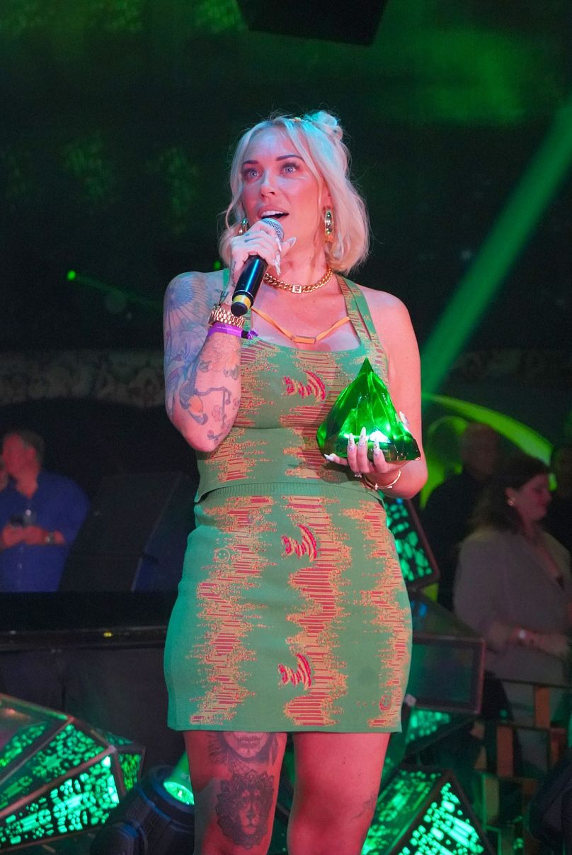 Sam Divine ödülünü alırken.
