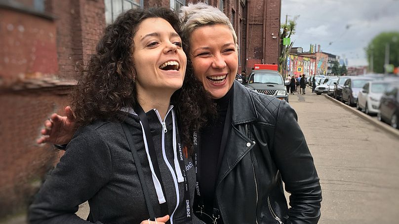 Tatsiana Khomich com a sua irmã Maria Kolesnikova.