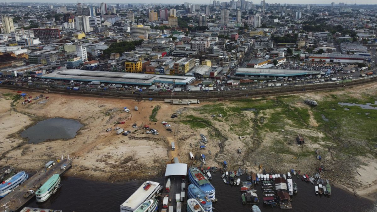 Brasilien: Historische Dürre des Rio Negro, eines der Hauptzuflüsse des Amazonas