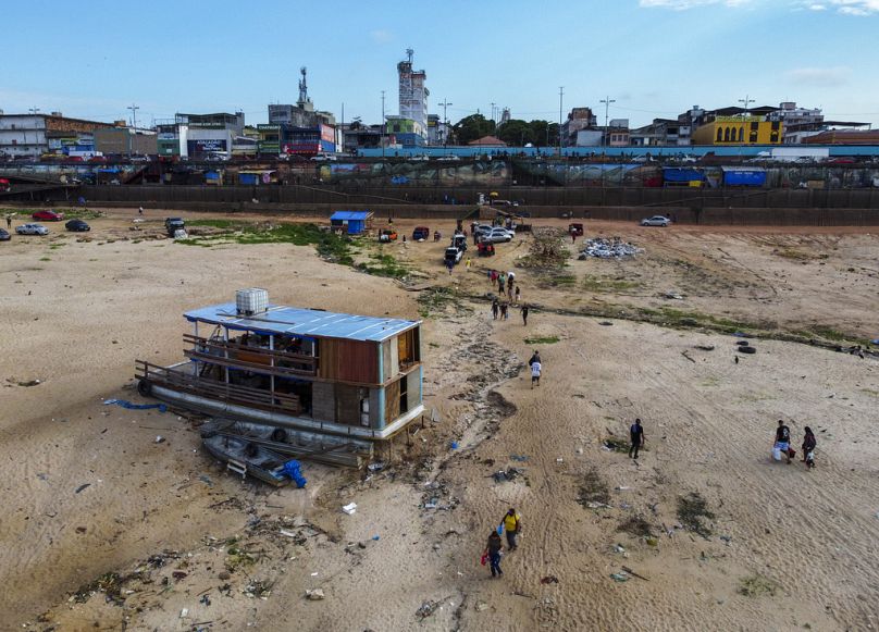 Brezilya'nn Amazonas eyaletine bal Manaus limanndaki Negro Nehri'nde iddetli kuraklk nedeniyle 4 Ekim 2024 Cuma gn bir tekne karaya oturdu.