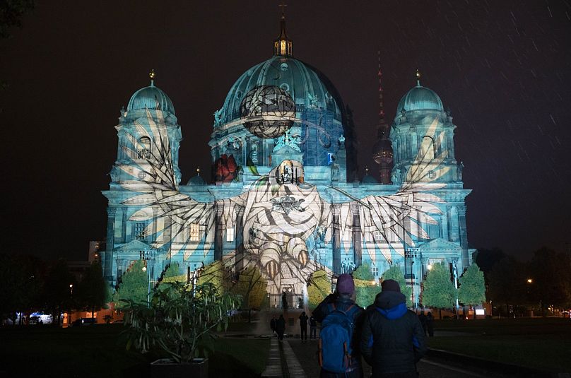 La Catedral de Berlín iluminada durante un ensayo previo al Festival de las Luces en Berlín, Alemania, el miércoles 2 de octubre de 2024. 