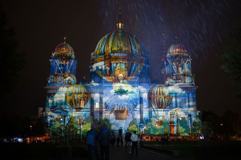 La cathédrale de Berlin est illuminée lors d'une répétition du "Festival of Lights" à Berlin, Allemagne, le mercredi 2 octobre 2024.