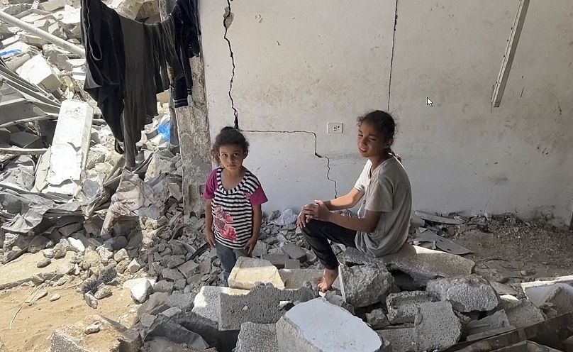 طفلتان فلسطينيتان تجلسان على ركام مبنى مدمر في اليرموك في غزة 05/07/2024