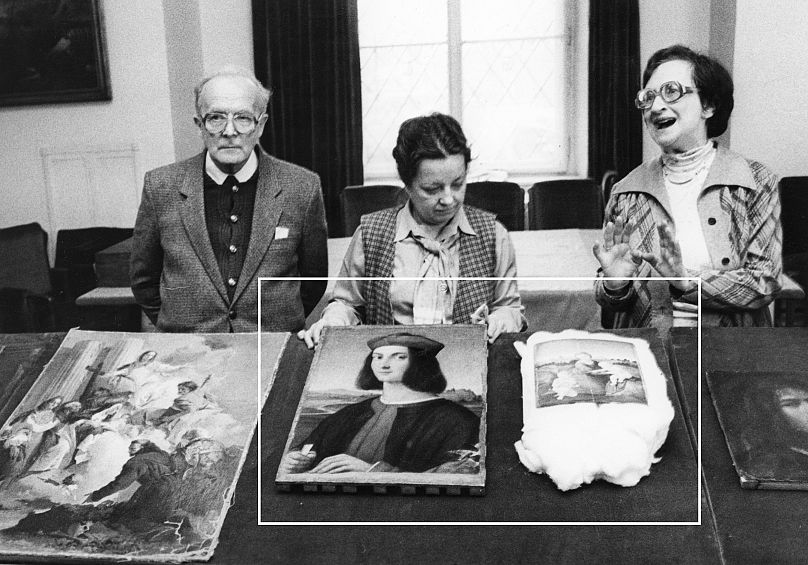 Garas Klára (jobb oldalt) és a megkerült festmények, köztük Raffaellótól az Ifjú képmása és az Esterházy-madonna
