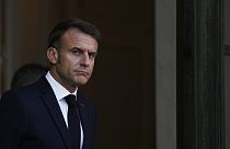 Il Presidente francese Emmanuel Macron saluta il Presidente del Congo Felix Tshisekedi prima di un incontro all'Eliseo a Parigi, venerdì 4 ottobre 2024. 