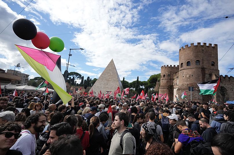 İtalya'nın başkenti Roma'da düzenlenen Filistin yanlısı protestoya çok sayıda kişi katıldı, 5 Ekim 2024.