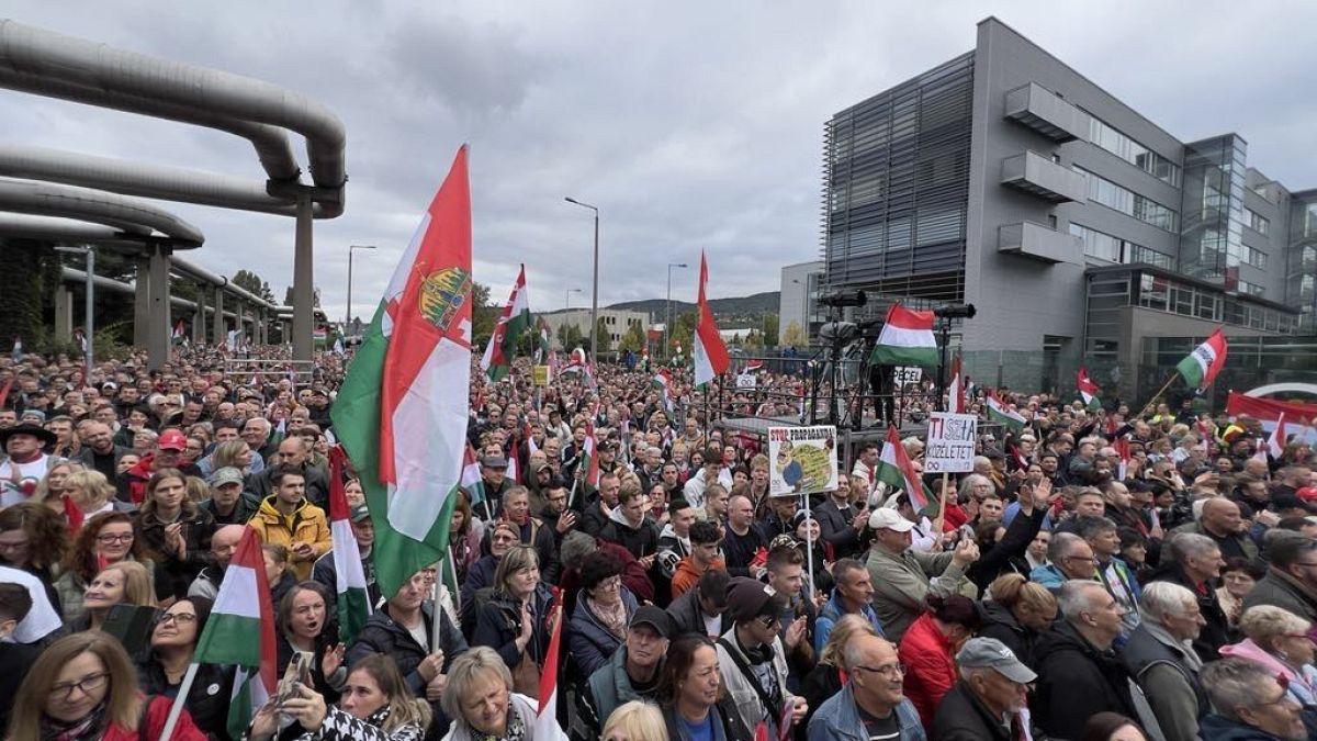 Ezrek tüntetnek Magyar Péter felhívására az MTVA székháza előtt