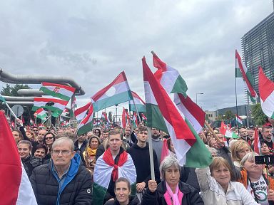 Megtelt az MTVA székháza előtti terület a TISZA Párt szombati tüntetésén