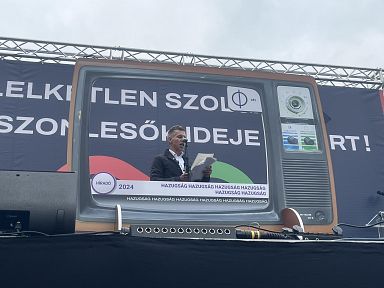 Az M1 híradására hajazó kellékekkel ruházták fel a Kunigunda utcai színpadot a tüntetés szervezői