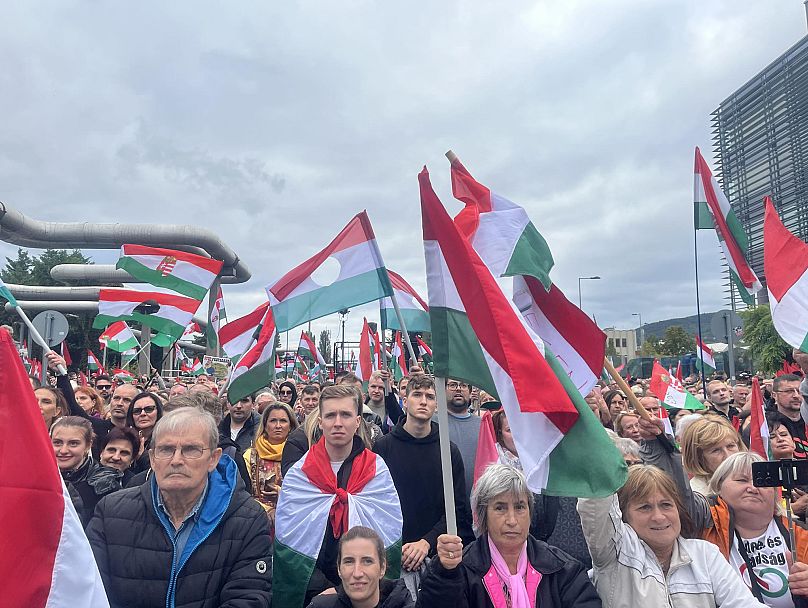 Megtelt az MTVA székháza előtti terület a TISZA Párt szombati tüntetésén