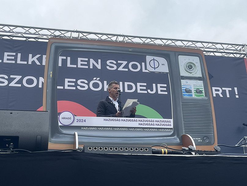 Az M1 híradására hajazó kellékekkel ruházták fel a Kunigunda utcai színpadot a tüntetés szervezői