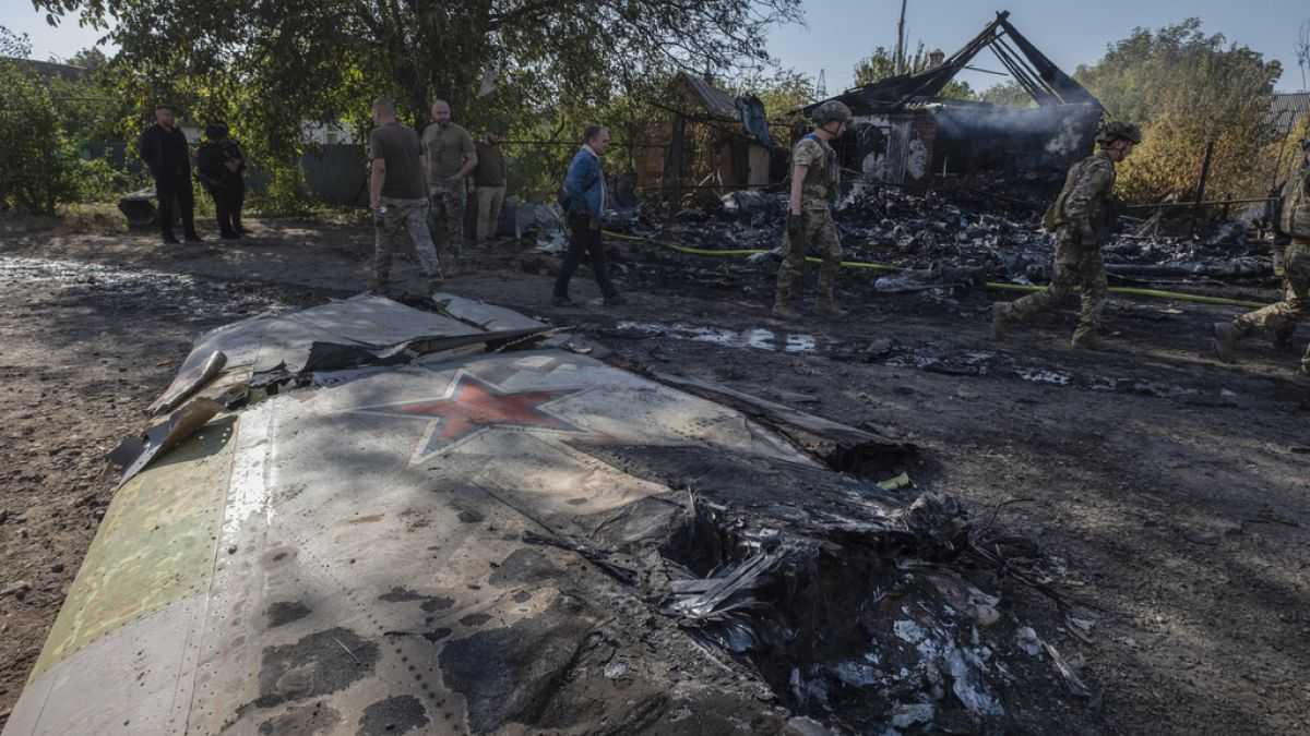 Ukraine schießt Kampfflugzeug ab und Russland behauptet, die Kontrolle über ein Dorf in der Region Donezk zu haben