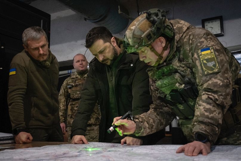 Volodimir Zelenszkij a kupjanszki front térképét tanulmányozza, 2023 novemberében