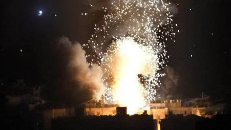 Des flammes et de la fumée s'élèvent après une frappe aérienne israélienne à Dahiyeh, le 6 octobre 2024.