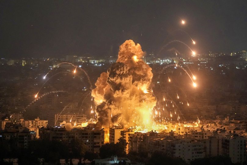 Des flammes et de la fumée s'élèvent après une frappe aérienne israélienne à Dahiyeh, dans le sud de Beyrouth, Liban, dimanche 6 octobre 2024.
