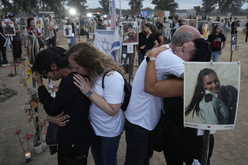 Des personnes visitent le site du festival de musique Nova, le 7 octobre 2024 , où des centaines de fêtards ont été tués et enlevés par le Hamas il y a un an. 