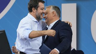 Il leader della Lega Matteo Salvini, a sinistra, e il primo ministro ungherese Viktor Orbán partecipano al raduno annuale della Lega a Pontida, il 6 ottobre 2024.