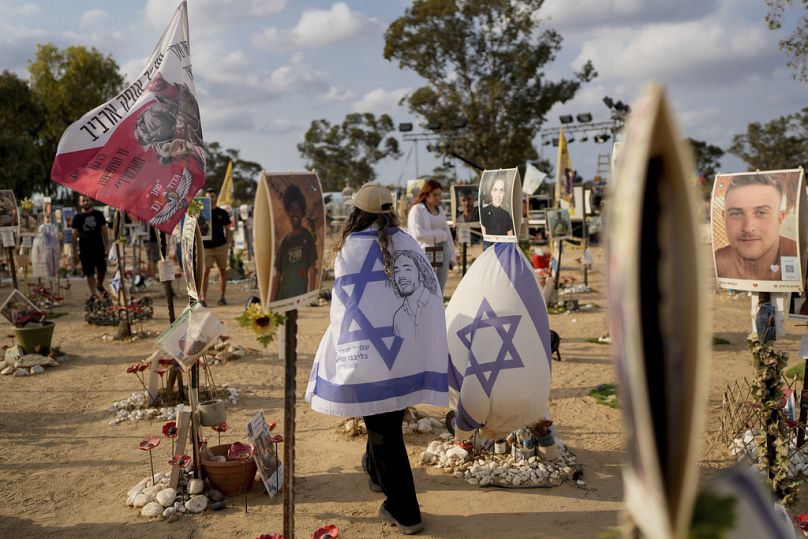 Un grupo de personas visita el lugar donde se celebró el festival de música Nova, en el que Hamás asesinó y secuestró a cientos de asistentes, cerca del kibutz Reim.