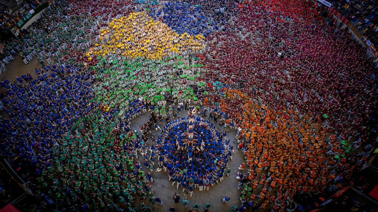 Les membres des « Castellers de la Vila de Gracia » achèvent leur « Castell » lors de la 29e compétition de tours humaines à Tarragone, en Espagne.