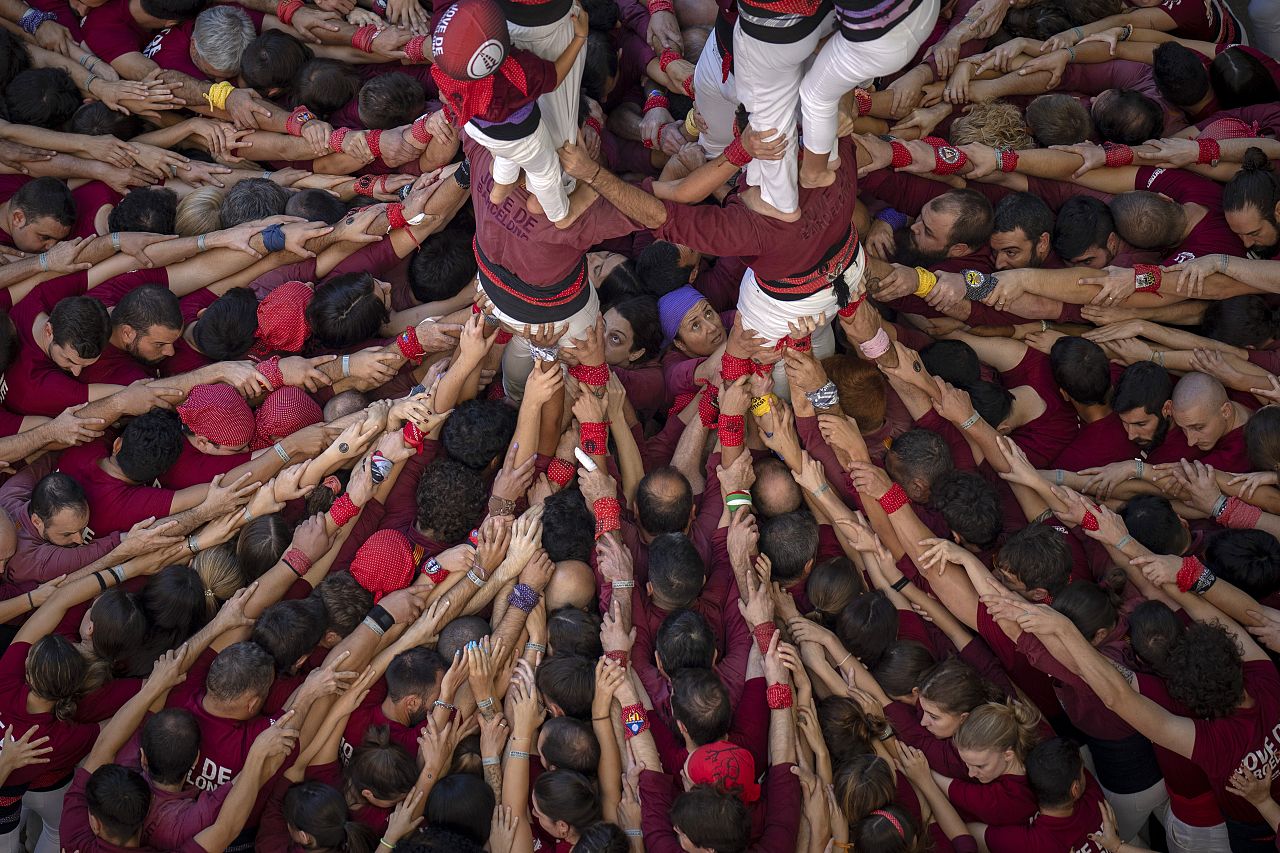 Les membres de « Vella de Valls » réagissent après avoir terminé un « Castell » ou tour humaine, lors de la 29e compétition de tours humaines à Tarragone, en Espagne.