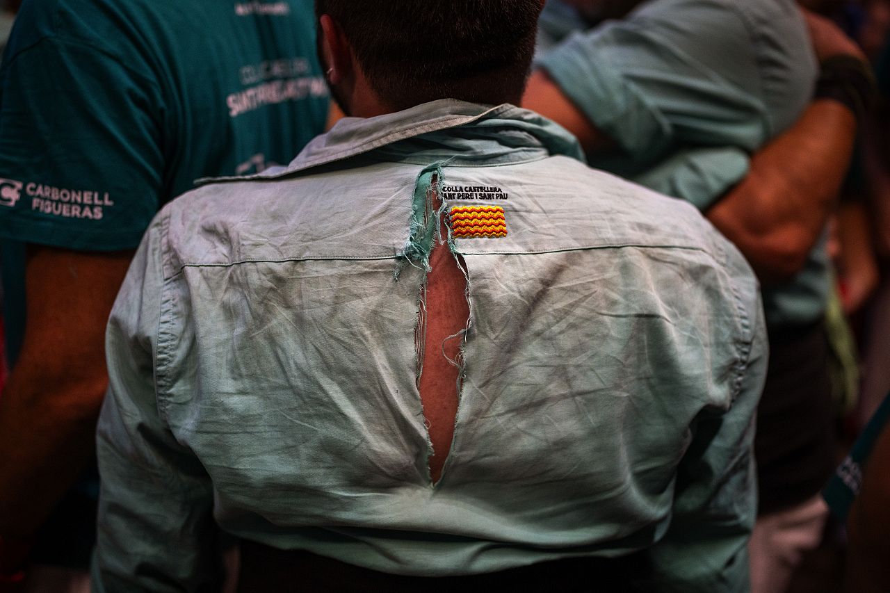 La chemise déchirée d'un assistant est photographiée après l'achèvement d'un « Castellers » ou tour humaine lors de la 29e compétition de tours humaines à Tarragone, Espagne