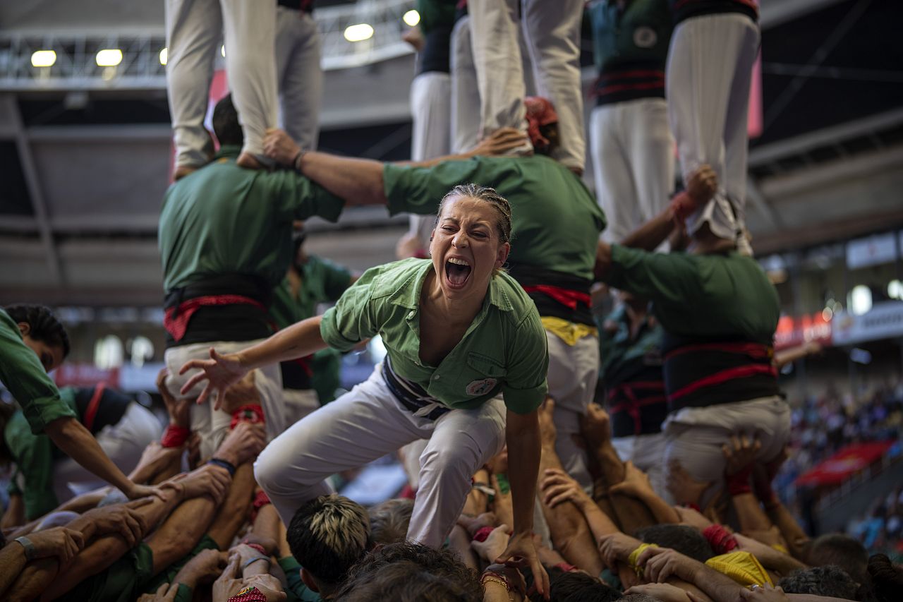 Les membres des « Castellers de Sant Cugat » réagissent après avoir terminé avec succès leur « Castell », lors de la 29e compétition de tours humaines à Tarragone, en Espagne.