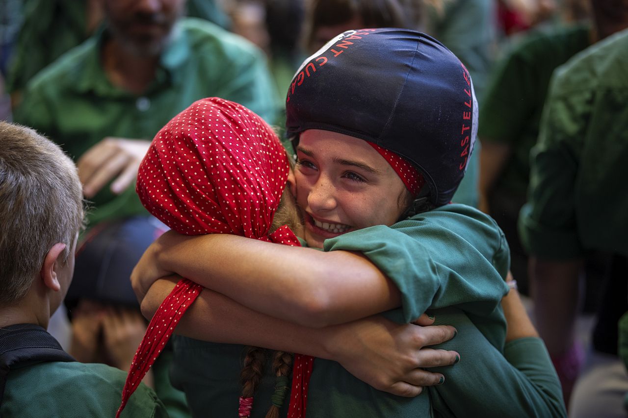 Valeria, 11 ans, réagit après avoir grimpé au sommet d'un « castell » ou tour humaine lors de la 29e compétition de tours humaines à Tarragone, en Espagne.