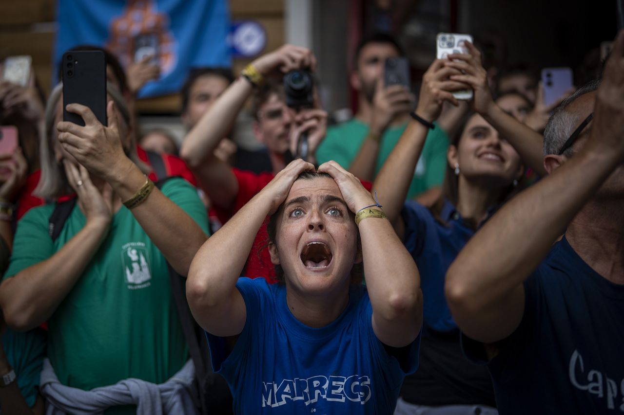 Les membres du public réagissent alors que les membres des « Castellers de Vilafranca » tentent de former un « Castell » lors de la 29e compétition de tours humaines. 