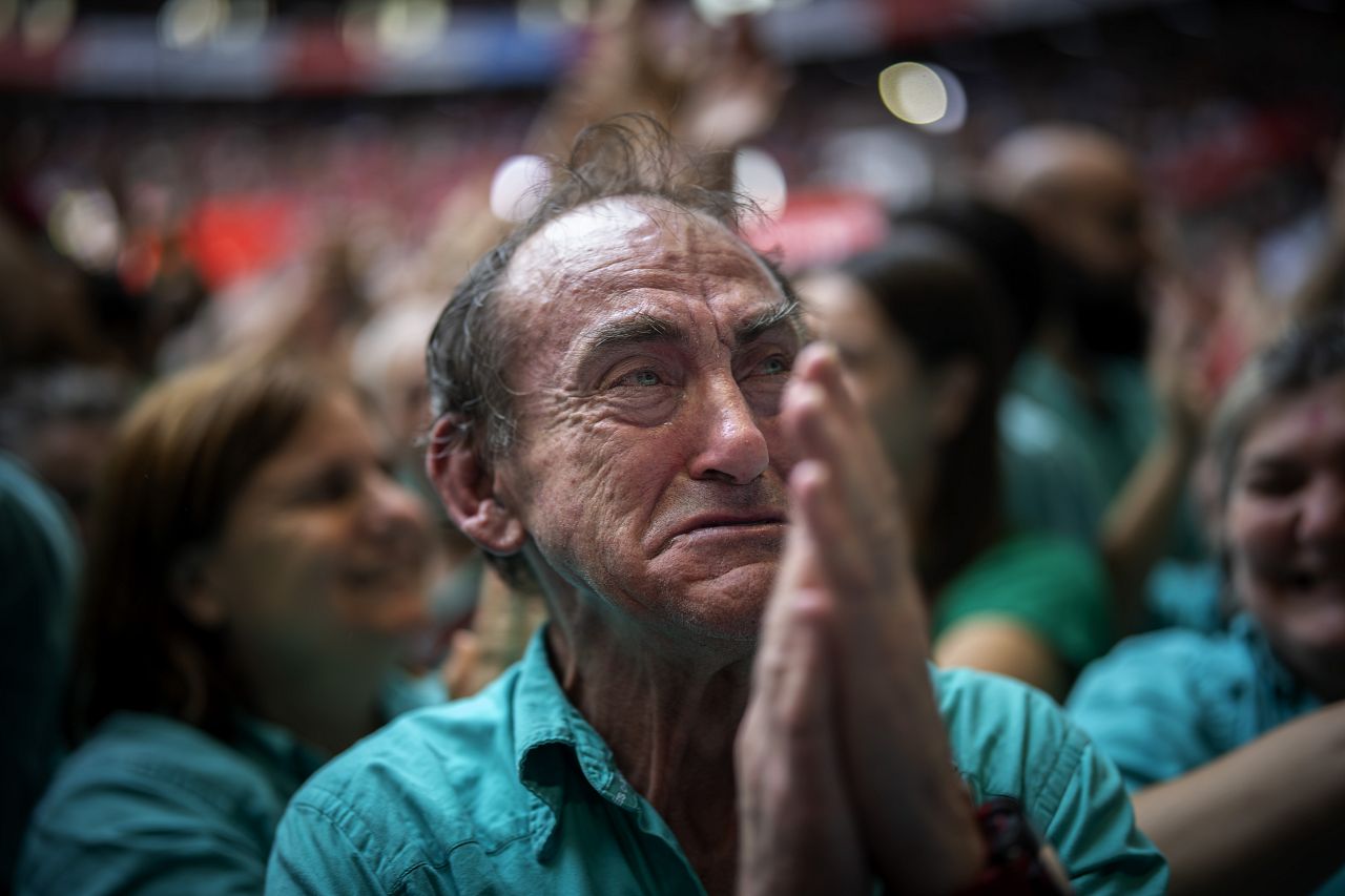 Juan Antonio Rodriguez, 72 ans, réagit après avoir joué avec les « Castellers de Vilafranca » alors qu'ils terminent une tour humaine lors de la 29e compétition à Tarragone.