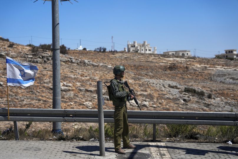 Un soldado de Israel hace guardia cerca del asentamiento israelí de Beit-El en Cisjordania.