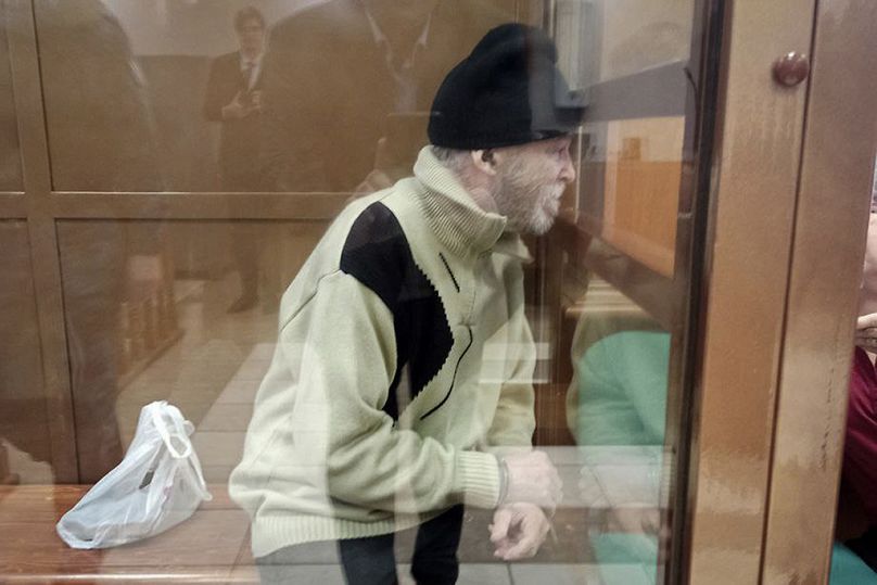 Stephen Hubbard, un citoyen américain accusé d'avoir combattu en tant que mercenaire en Ukraine contre la Russie, est assis dans une cage en verre au tribunal