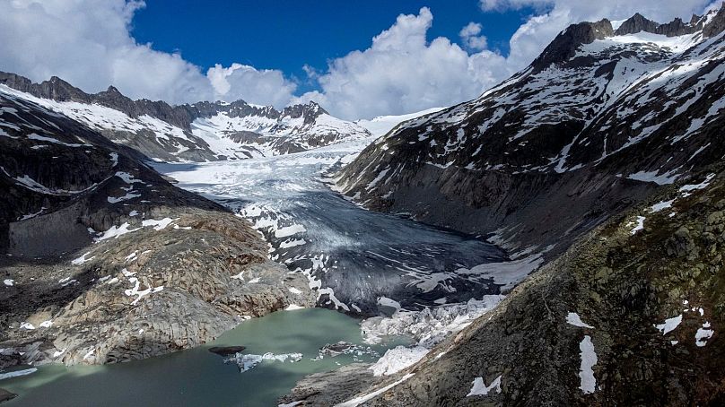 Se ha formado un lago de agua de deshielo en la lengua del glaciar del Ródano, cerca de Goms, Suiza, 13 de junio de 2023.