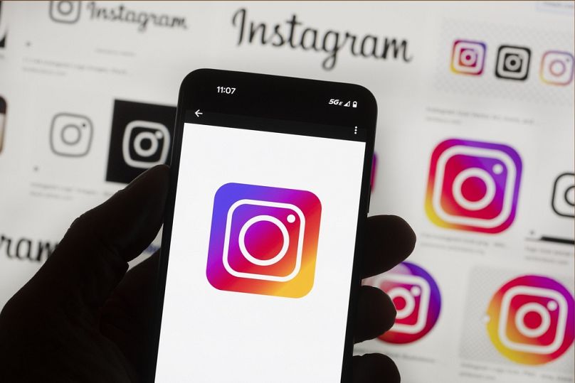 شعار إنستغرام على هاتف محمول 