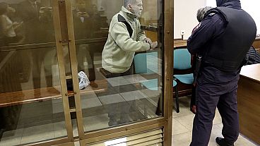 Stephen Hubbard en una jaula de cristal durante una sesión judicial en el Tribunal Municipal de Moscú.