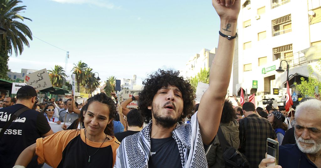 Young Tunisians disillusioned by economy, pace of change