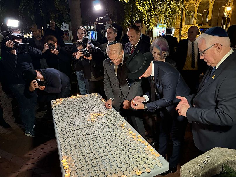 Gyertyagyújtás a zsinagógánál