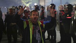 Un sostenitore dell'opposizione protesta durante una manifestazione a Tirana, in Albania, lunedì 7 ottobre 2024.