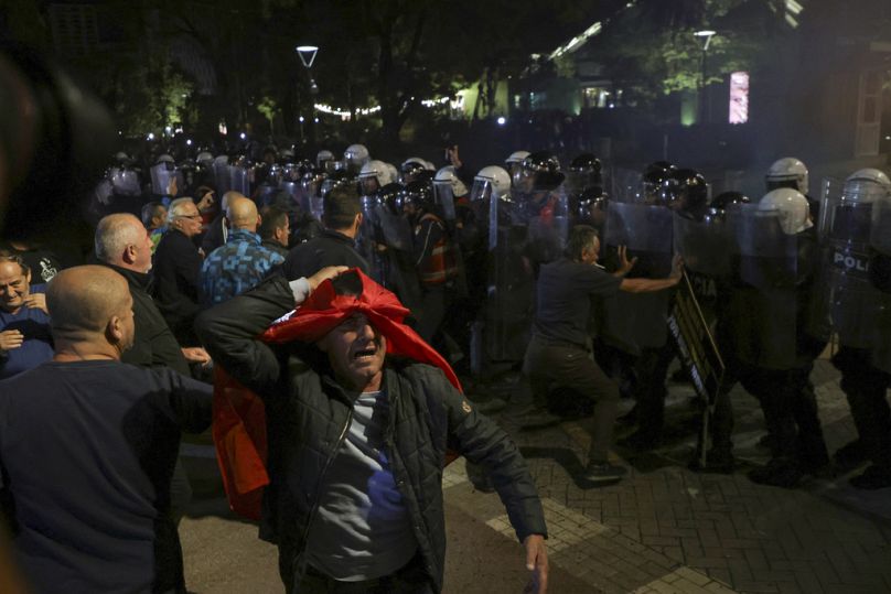 Sostenitori dell'opposizione si scontrano con la polizia antisommossa durante una manifestazione antigovernativa Tirana, Albania, 7 ottobre 2024