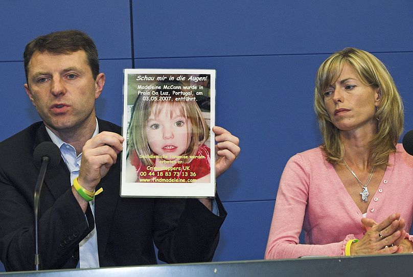 Los padres de Madeleine, Gerry y Kate McCann, presentan una foto de su hija durante una rueda de prensa en Berlín en junio de 2007.