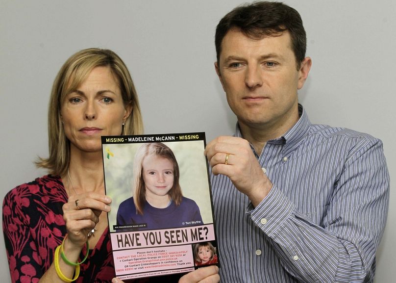 Kate et Gerry McCann en 2012 à Londres, avec une affiche de leur fille Maddie vieillie artificiellement de 5 ans par un logiciel. 