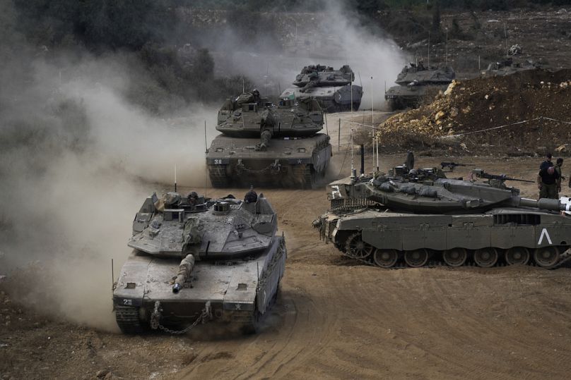 Des chars israéliens à la frontière avec le Liban