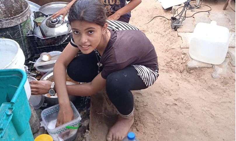 أطفال يعيشون في خيم بلاستيكية في غزة