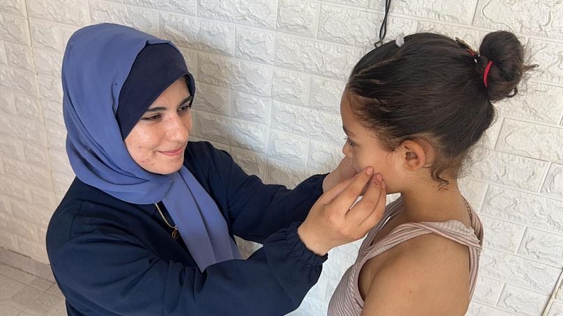 إسراء النقيب، الطبيبة المستهدفة والعاملة في مستشفى شهداء الأقصى