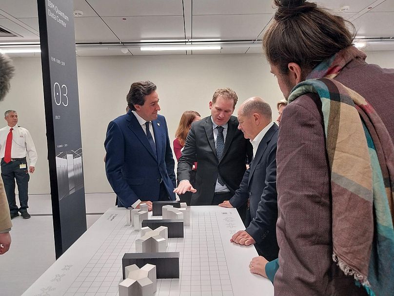 Jay Gambetta showing Olaf Scholz the module of the future of the Ehningen data centre