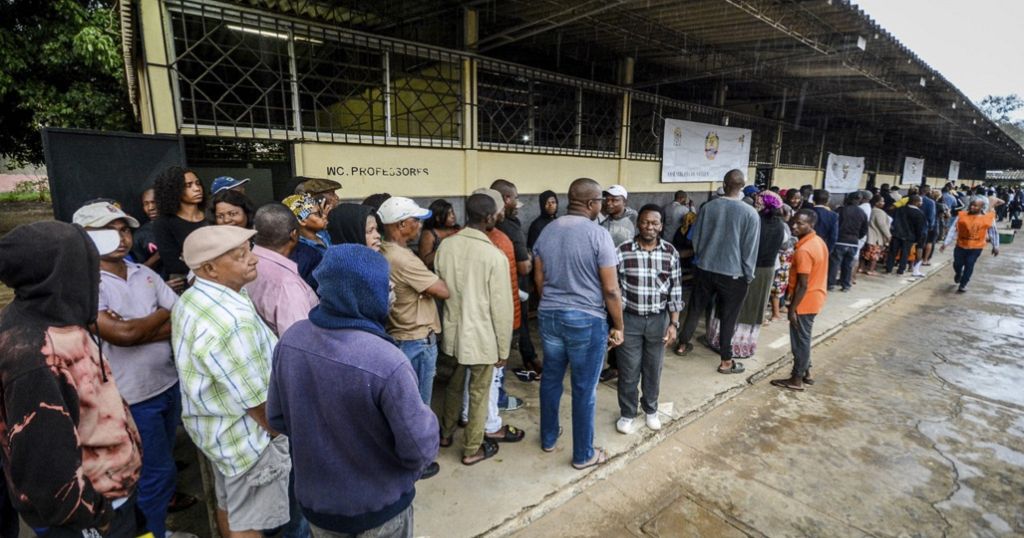 Mozambique elections: Frelimo poised to retain power