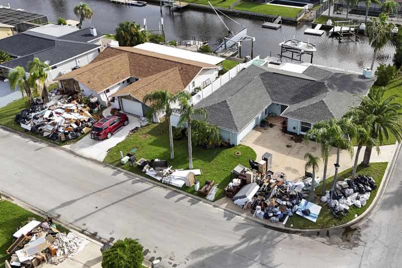 Les débris des maisons inondées par l'ouragan Helene sont empilés sur les trottoirs à l'approche de l'ouragan Milton, mardi 8 octobre 2024, à Port Richey, en Floride.